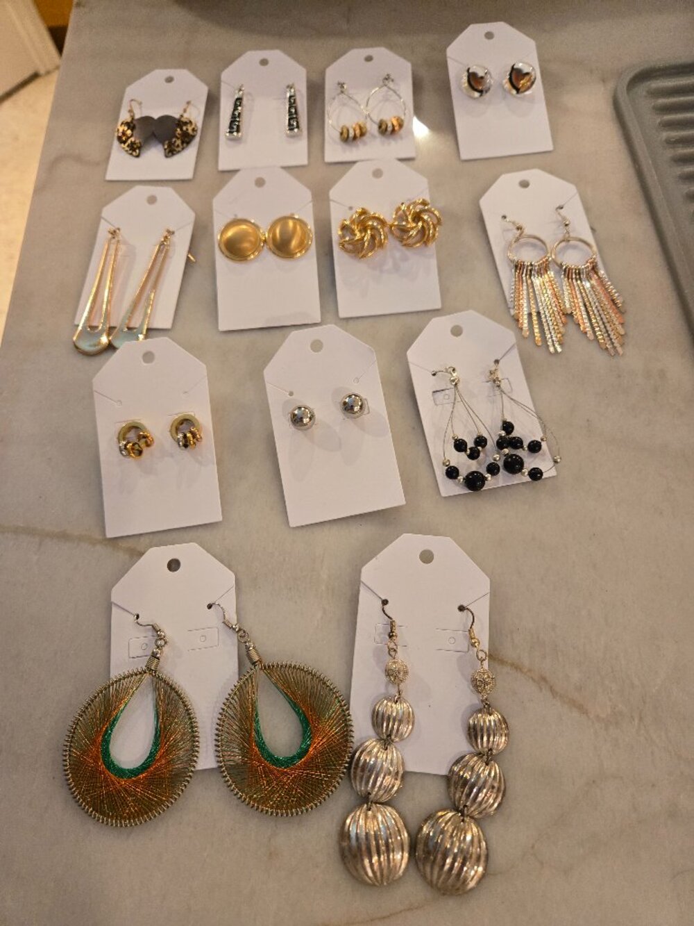 LOT OF 13 PAIRS OF EARRINGS IN SILVER AND GOLD TONES